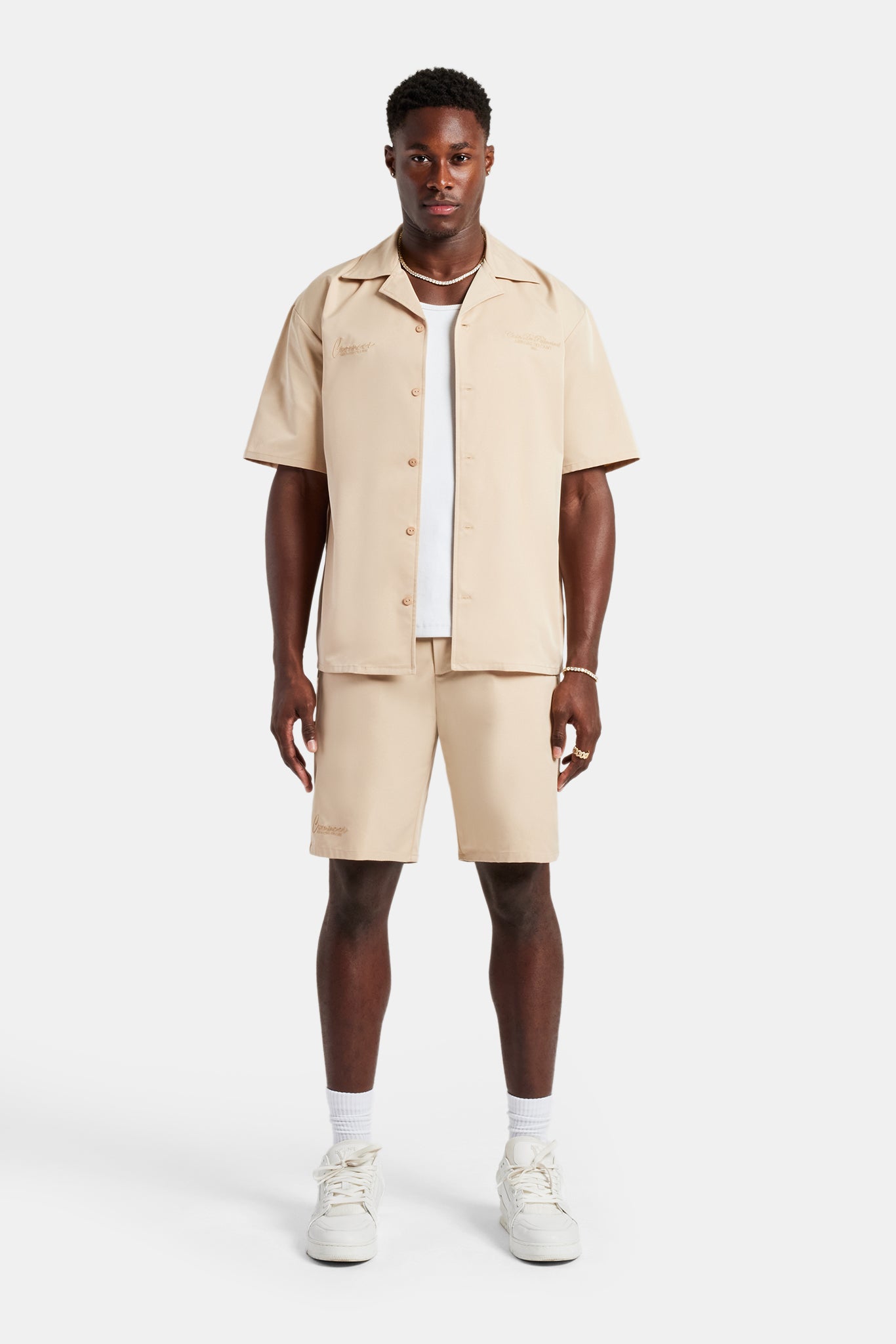 Set aus besticktem Hemd und Shorts aus Nylon – Sand